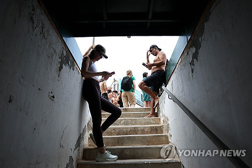 방공호에 모인 이스라엘 시민. 텔아비브 EPA=연합뉴스